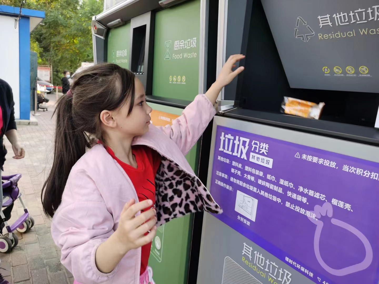 高科技與高顏值并存的智能垃圾分類箱，你身邊有了嗎？
